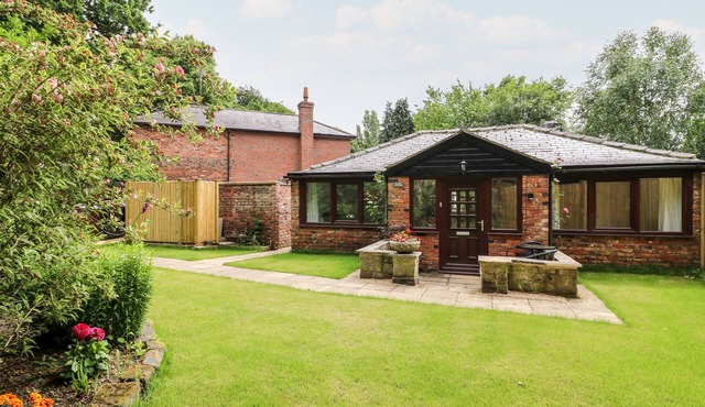 CLAIRE COTTAGE, pet friendly in Hambleton, North Yorkshire