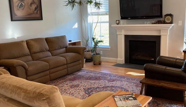 Claire's Place: sleeps 8, 3 bedrooms, 2 full baths