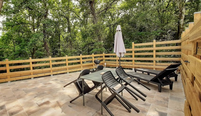 Clairière. Studio Neuf, Grande Terrasse, Piscine, Avec Magnifique vue Forêt
