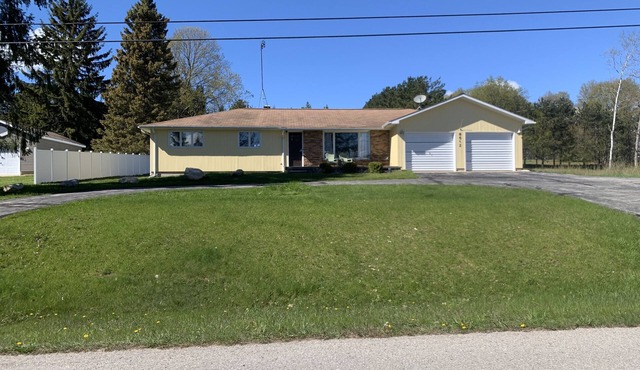 Clam Lake Access - sleeps 12. Close to Torch Lake. Between Bellaire and Alden