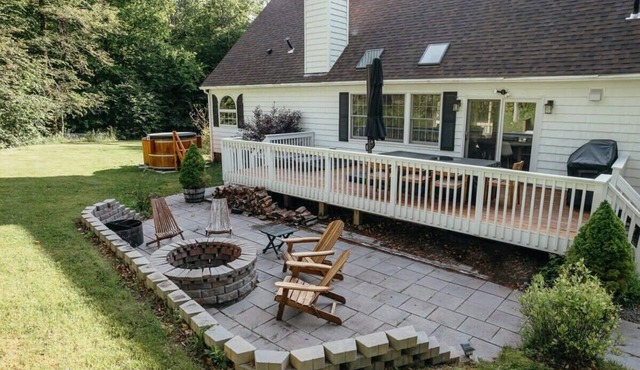 Clancy House - Cedar Hot Tub, Sleeps 10