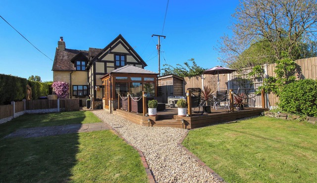 CLANDYKE COTTAGE, pet friendly, with hot tub in Clee Hill