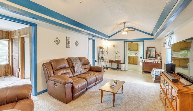 Clanton Cottage w/Charcoal Grill & Porch!