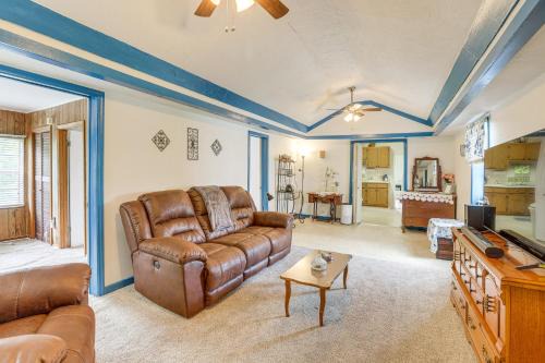 Clanton Cottage w/Charcoal Grill & Porch!