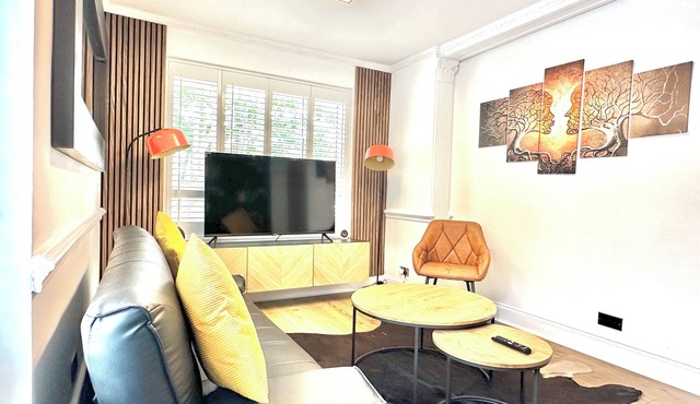 Clapham 3-Bed Flat, Sleeps 6 with Free Parking