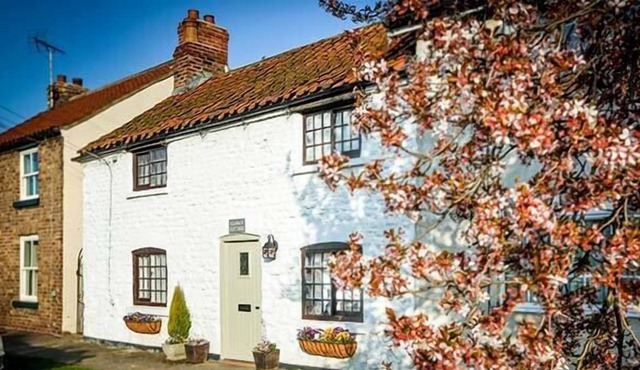 CLARA'S COTTAGE, pet friendly, with open fire in West Lutton