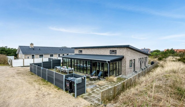 "Clarabelle" - 1.2km from the sea by Interhome