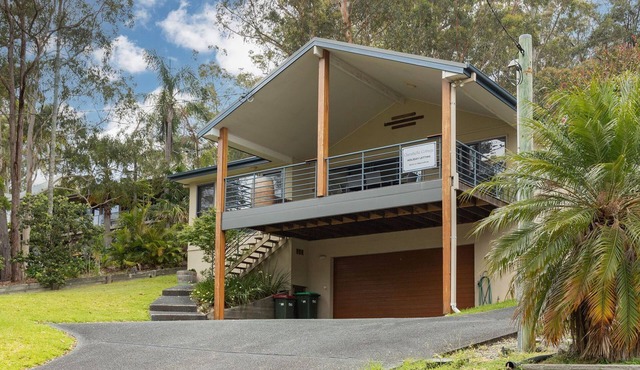 Clarabelle Cottage light and bright open plan living overlooking beautiful bushland setting