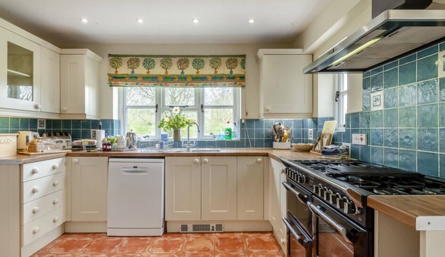 Clare Cottage - Three Bedroom House, Sleeps 8