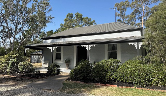 Clare Cottage on Wendouree, adjacent the Riesling Trail