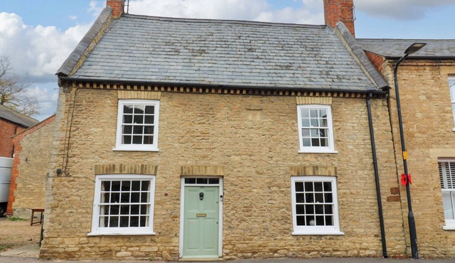 CLARE'S COTTAGE, pet friendly, character holiday cottage in Harrold