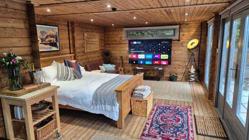 Clarence Cabin, King Bed & Free Parking