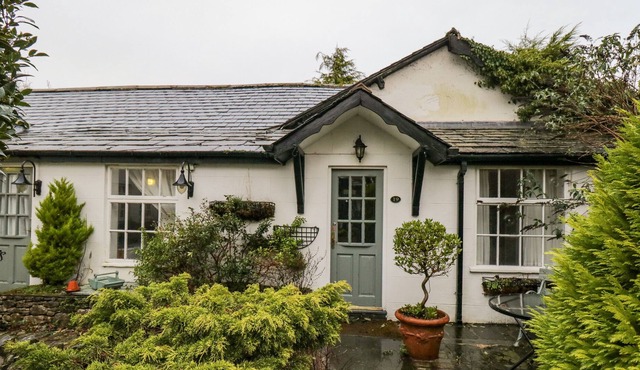 CLARENCE HOUSE, pet friendly, with a garden in Dalton-In-Furness