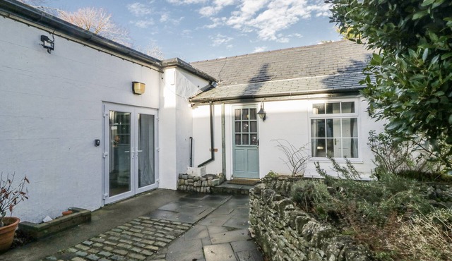 CLARENCE HOUSE, pet friendly, with hot tub in Dalton-In-Furness