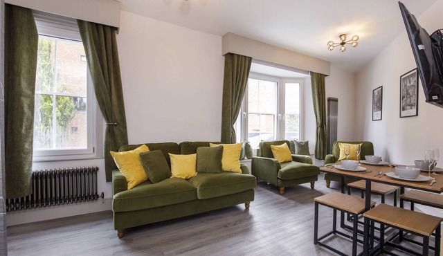 Clarence Street luxury apartment - sleeps 6 guests in 2 bedrooms