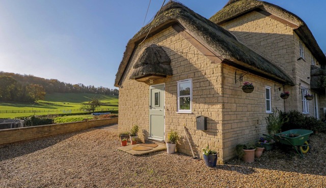 CLARENDON ANNEX, pet friendly, with pool in Teffont