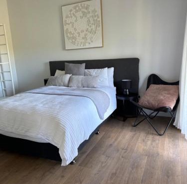 Clarendon Country Cottage private retreat