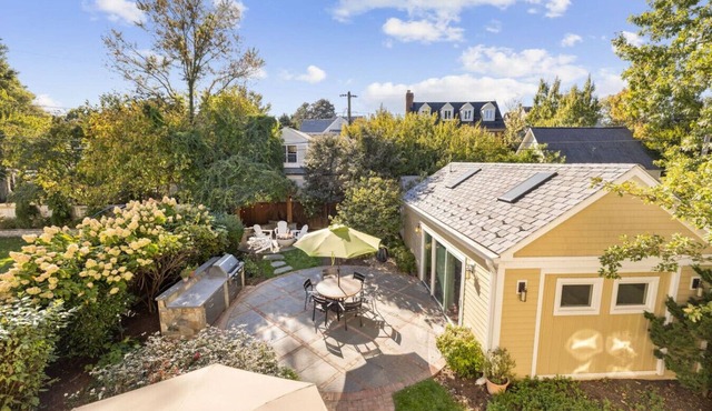 Clarendon Getaway, 6-BR Luxurious Urban Estate