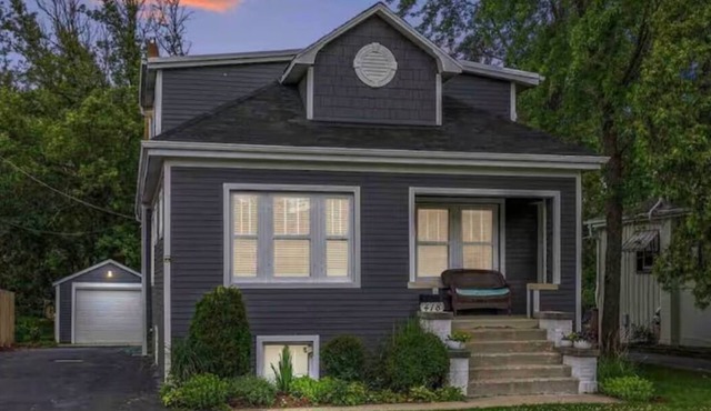 Clarendon Hills Top Floor