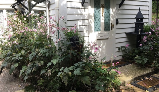 Clarendon's Dovecote Cottage - A cute & cosy private suite.