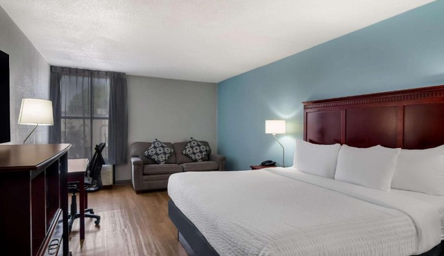 Clarion Inn & Suites Grand Rapids Airport