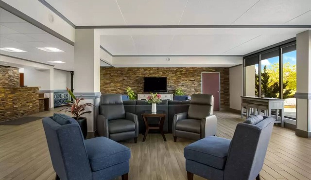 Clarion Inn & Suites Grand Rapids Airport