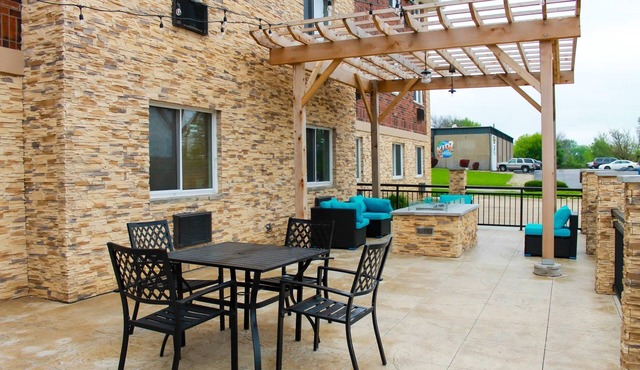 Clarion Pointe Bettendorf - Quad Cities