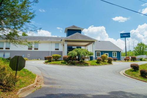 Clarion Pointe-Dillard near Blue Ridge Mountains