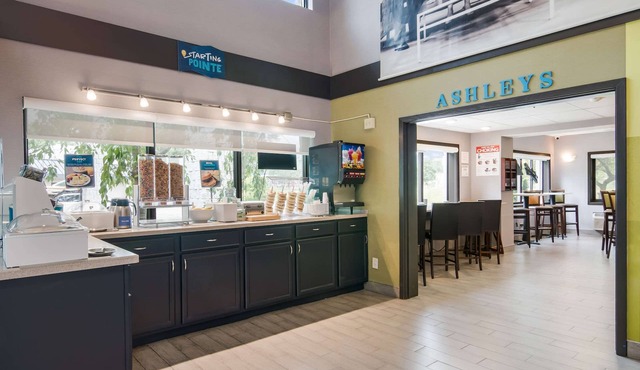 Clarion Pointe Jamestown - Falconer