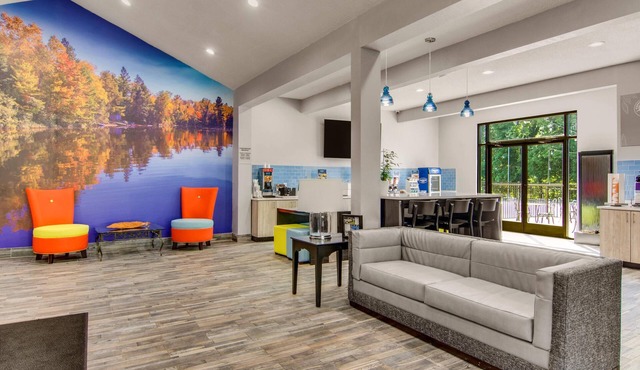 Clarion Pointe on the lake Clarksville-South Hill West