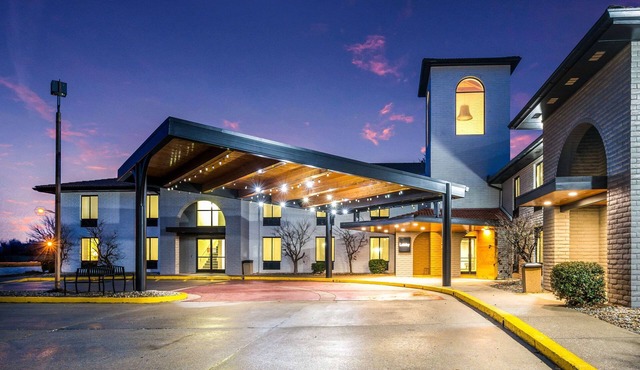 Clarion Pointe Richmond North near University