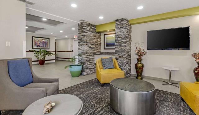 Clarion Pointe Staunton East