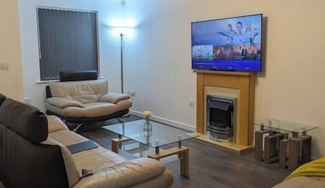 CLARITURF - 4 Bed House-Stadia,Parks,Canal & Sites-SkyN'flix