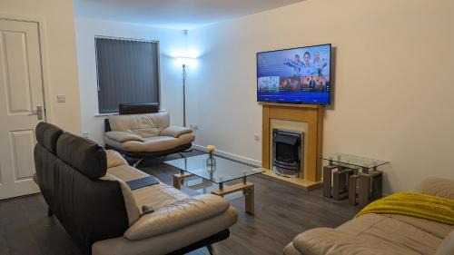 CLARITURF - 4 Bedroom Semi - Private Parking near Turf Moor, Town Centre, Transport and Motorway Links next to Canal, 3 Parks and Lake - Sky and Netflix