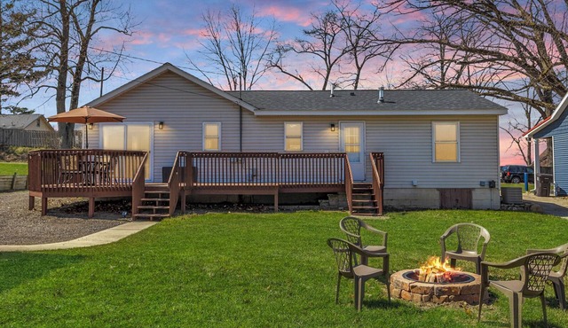 Clarklake Family & Wedding Retreat, Sleeps 8, close to White Birch Wedding Barn