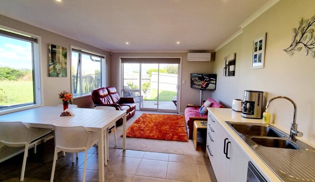 Clarks Beach Getaway. Modern 2-bed apartment, close to great golf course