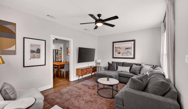 Clarksville Duplex + Close to DT - Ivory Combo!