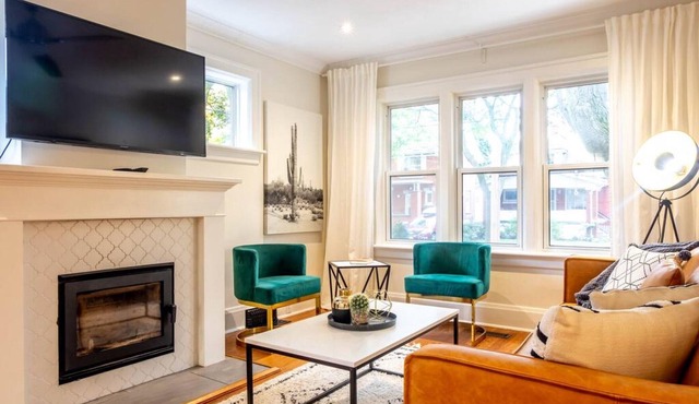 Class Meets Character - Fast Internet & Comfy Beds