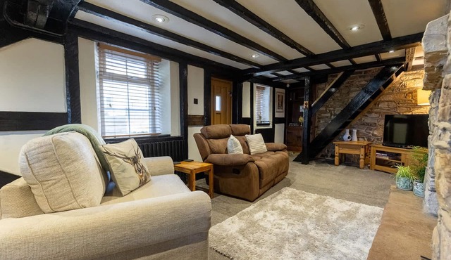 Classic 2 Bed Cottage with Fire Place & Bath TV