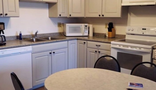 Classic 2 Bedroom 1 Queen 3 XL Twin, 1 bathroom Top Floor