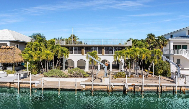 Classic 2 bedroom, 2 Bath Islamorada Home with Dockage