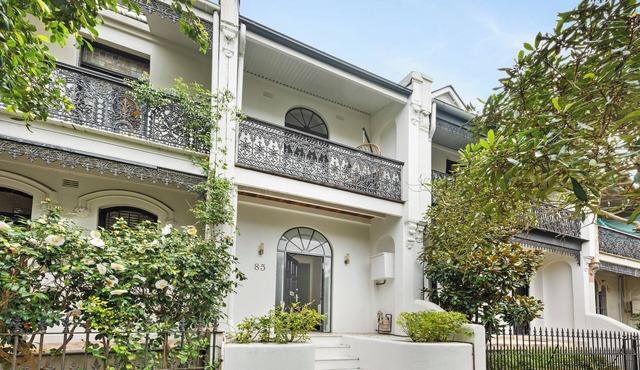 Classic 3BR terrace over 3 levels, great location w/parking, pets allowed