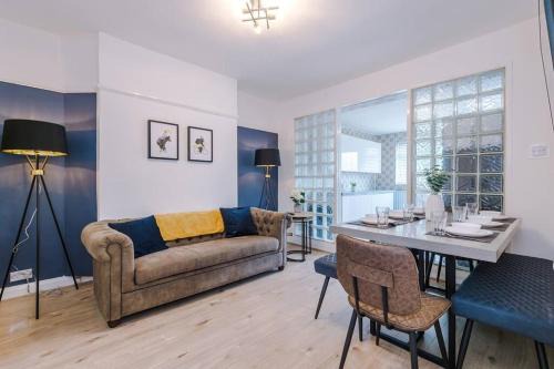 Classic 4 Bedroom House in Wirral with WiFi & Parking Sleeps 9 by PureStay