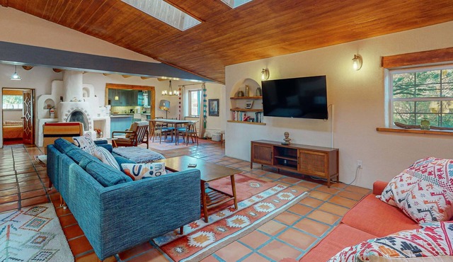Classic Adobe with hot tub, covered patio & pond near town