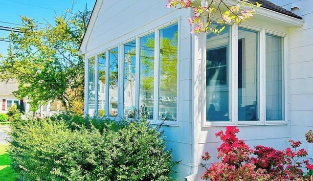 Classic Beach Cottage In Town