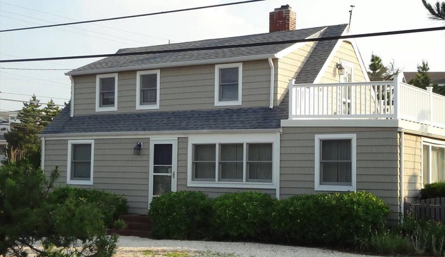 Classic Beach Cottage Steps to Private Beach Access