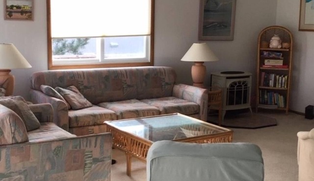 CLASSIC BEACH HOME with HOT TUB!