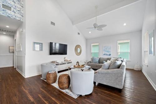 Classic Beach Home Near Beach and Pier with Huge Deck