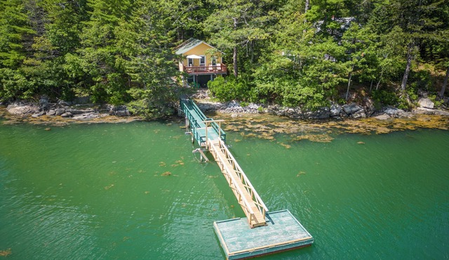 Classic Boathouse - 2BD Waterfront Cottage - Dock & Float Access