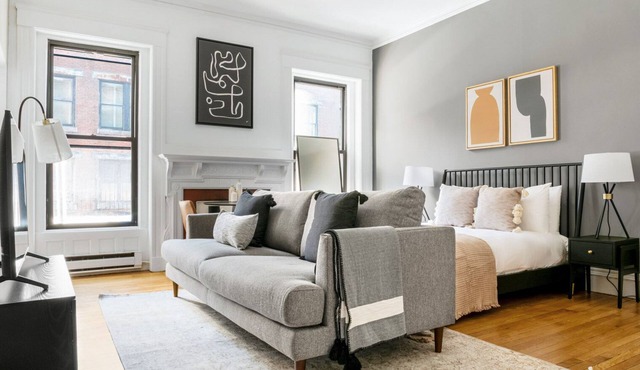Classic Boston Studio on Newbury w/A+ shopping and dining by Blueground